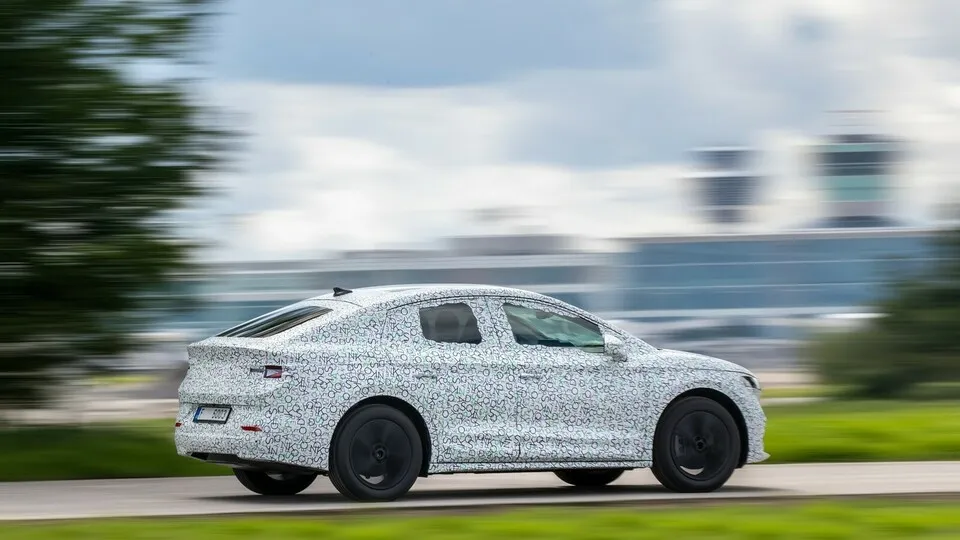Das attraktive Coupé des Enyaq iV kommt durch die Halbleiterkrise ein paar Ladezyklen später.
