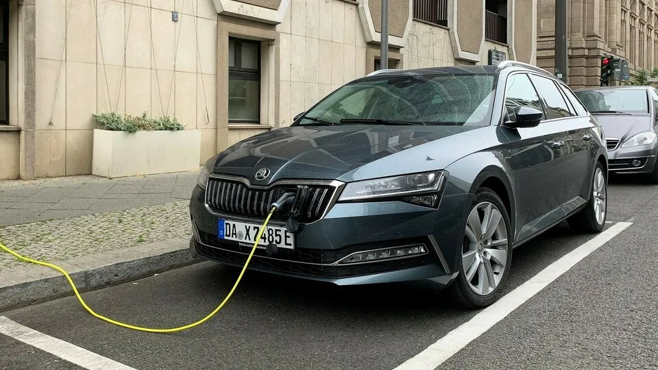 Kann der Dienstwagenfahrer nicht unmittelbar auf dem Grundstück laden, ist er auf öffentliche Ladestationen in seiner Nähe angewiesen. Kreative Lösungen, wie im vorliegenden Fall sind nicht erwünscht.