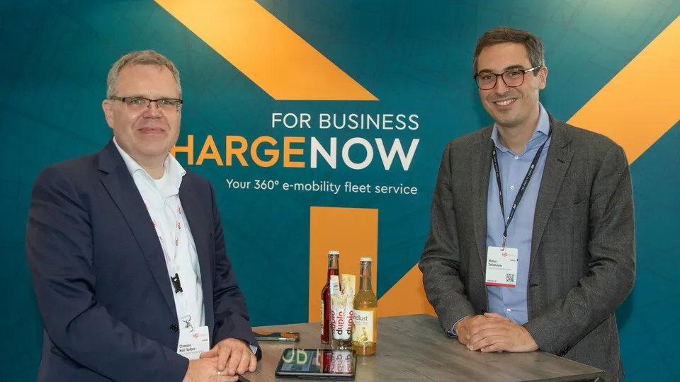 Chefredakteur Clemens Noll-Velten (links) auf dem bfp FORUM im Gespräch mit Mateo Sotomayor, Director Fleet Charging beim Ladeinfrastrukturanbieter Digital Charging Solutions (DCS)