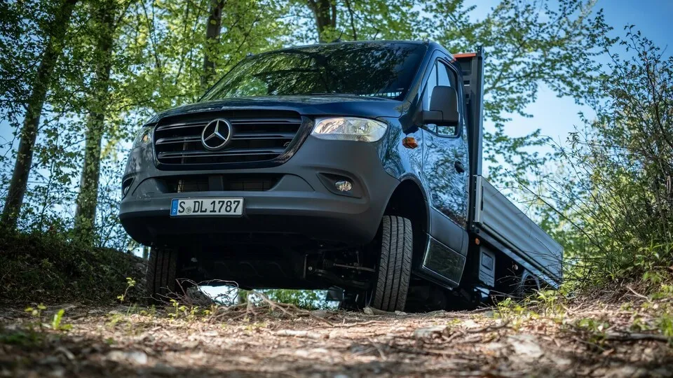 Hoch hinaus im Transporter: Die 4x4-Variante des Sprinter mit höher gelegtem Fahrwerk ist ideal für unbefestigte Wege.