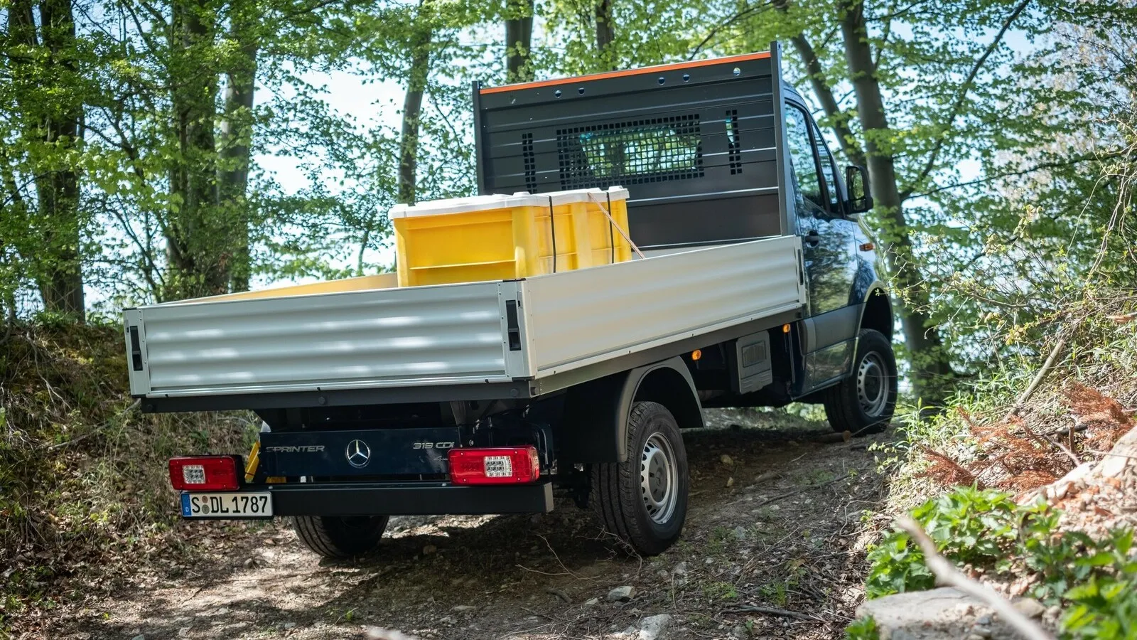 Die großzügige Ladefläche erlaubt das Aufladen so gut wie jeder Art von Transportgut. 986 Kilogramm Nutzlast stehen bereit.