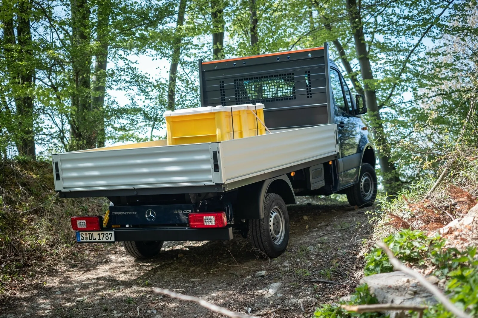 Die großzügige Ladefläche erlaubt das Aufladen so gut wie jeder Art von Transportgut. 986 Kilogramm Nutzlast stehen bereit.