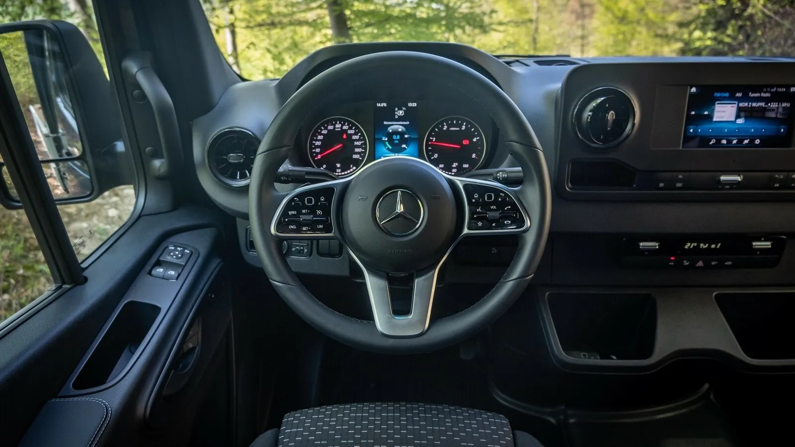 Innen ganz Mercedes: Der Sprinter ist im Interieur trotz seiner rustikalen Aufmachung als Pritsche angenehm und komfortabel gestaltet.