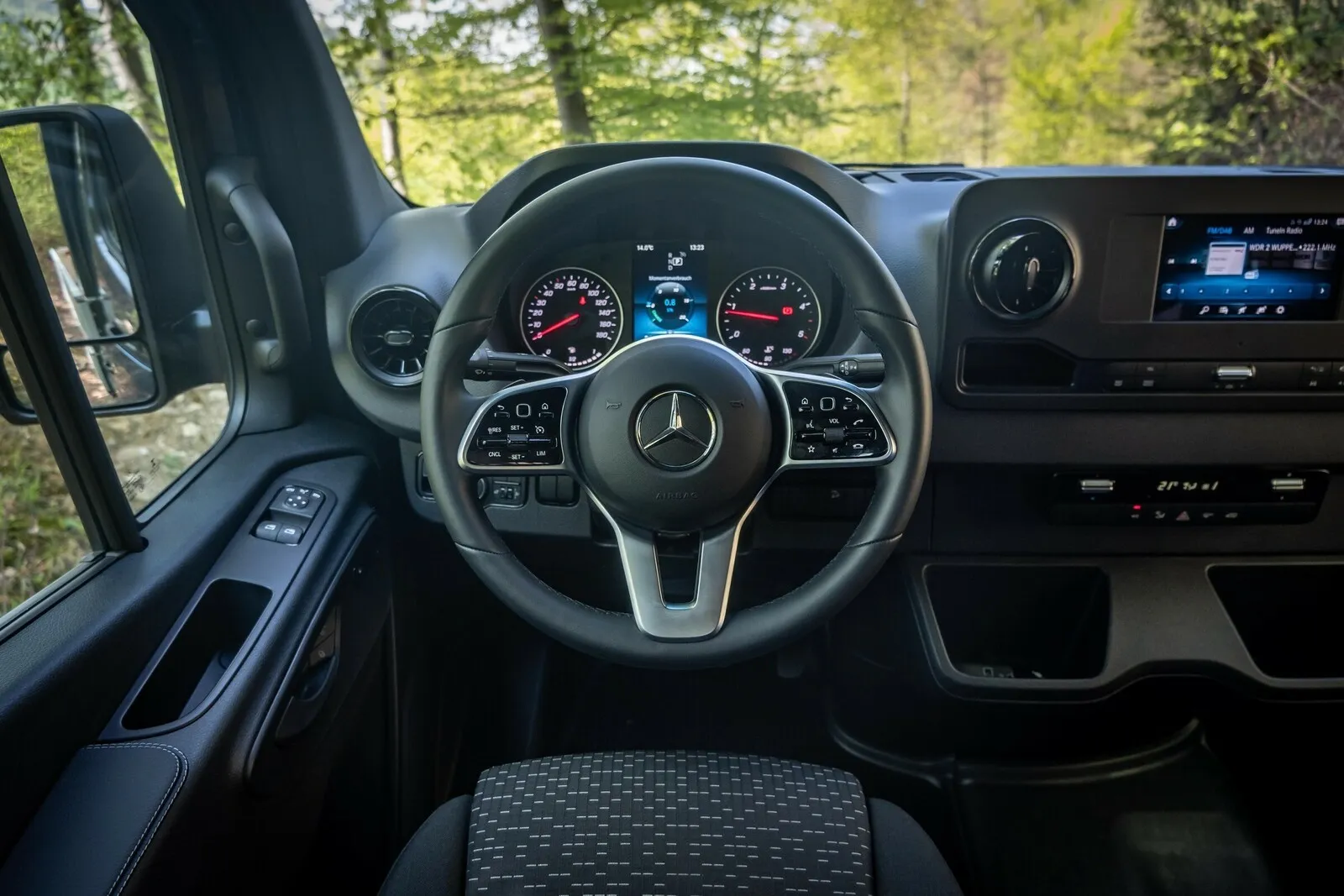 Innen ganz Mercedes: Der Sprinter ist im Interieur trotz seiner rustikalen Aufmachung als Pritsche angenehm und komfortabel gestaltet.
