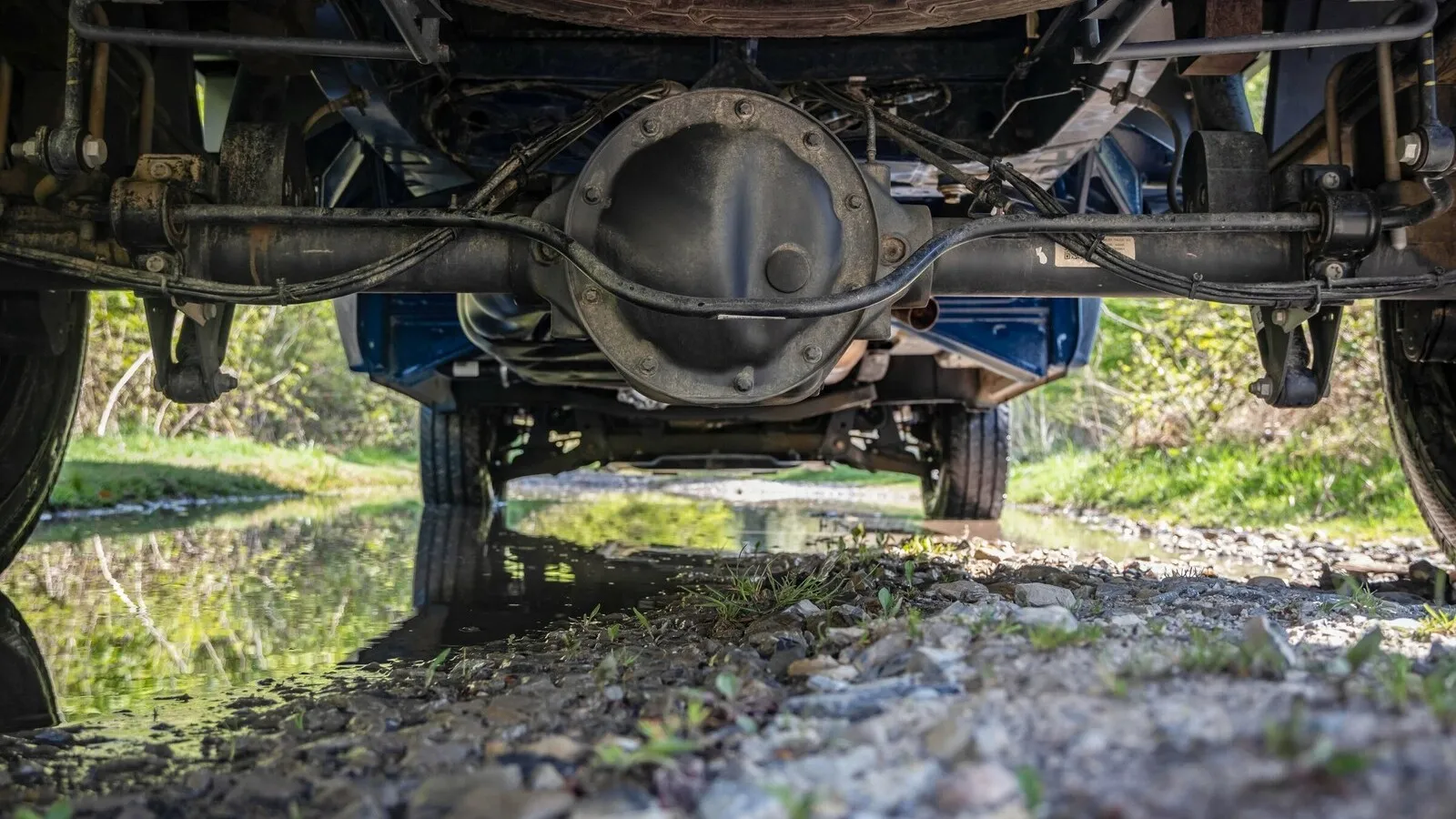 Der Allradantrieb mit Torque-on-Demand hält, was er verspricht: Ausflüge durch den Schlamm und tiefe Pfützen sind leicht erledigt.
