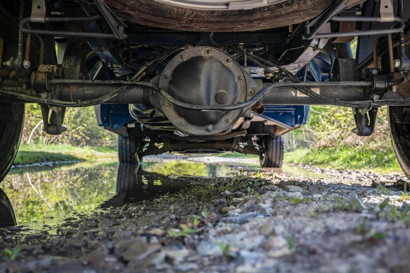 Der Allradantrieb mit Torque-on-Demand hält, was er verspricht: Ausflüge durch den Schlamm und tiefe Pfützen sind leicht erledigt.