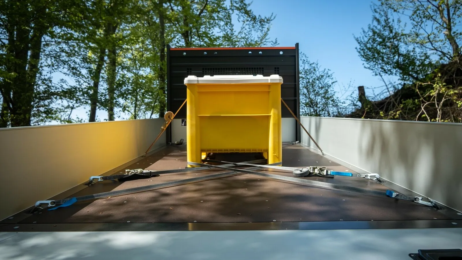 Trotz Ladung: Mit 500 Kilogramm Zuladung auf der Pritsche fuhr der Allrad-Printer unverändert stabil und verbrauchte „nur“ 12 Liter Diesel.