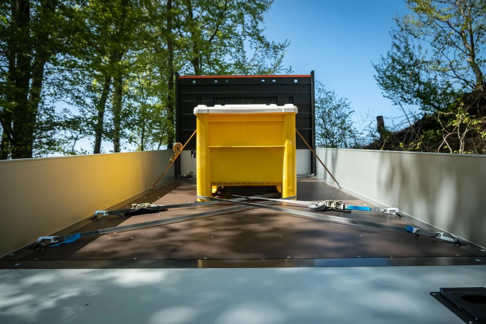 Trotz Ladung: Mit 500 Kilogramm Zuladung auf der Pritsche fuhr der Allrad-Printer unverändert stabil und verbrauchte „nur“ 12 Liter Diesel.