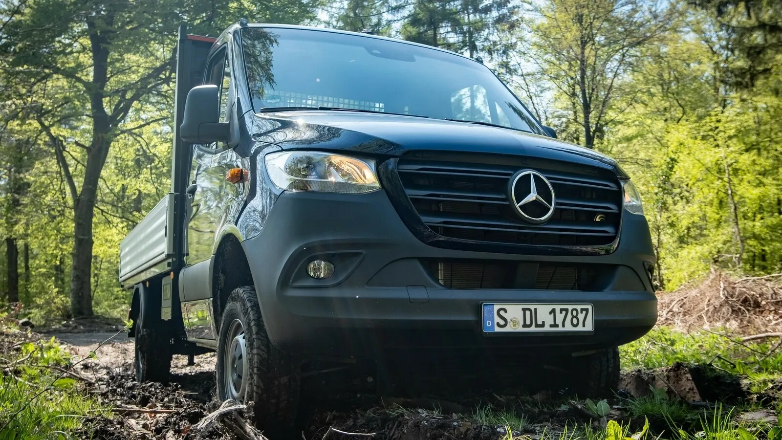 Baustellen, Forstbetrieb, Garten-Landschaftsbau: Die gestiegene Unterfahrhöhe und das Allradsystem machen den Sprinter zum Allround-Einsatzgerät.