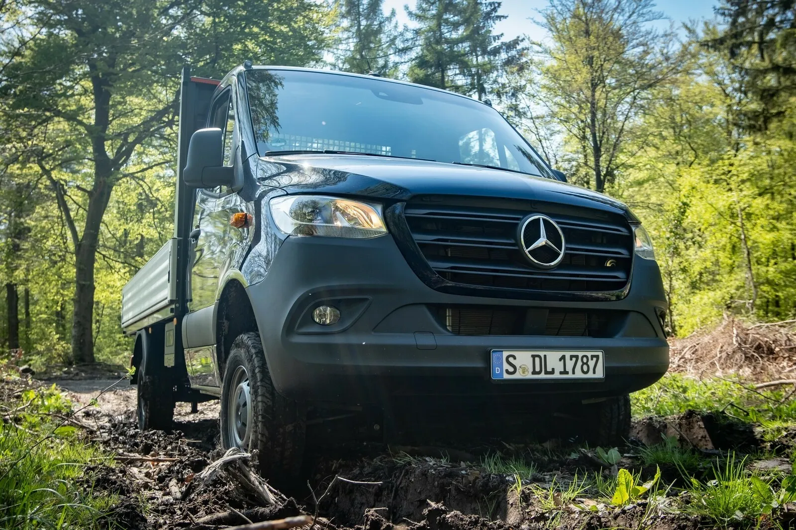 Baustellen, Forstbetrieb, Garten-Landschaftsbau: Die gestiegene Unterfahrhöhe und das Allradsystem machen den Sprinter zum Allround-Einsatzgerät.