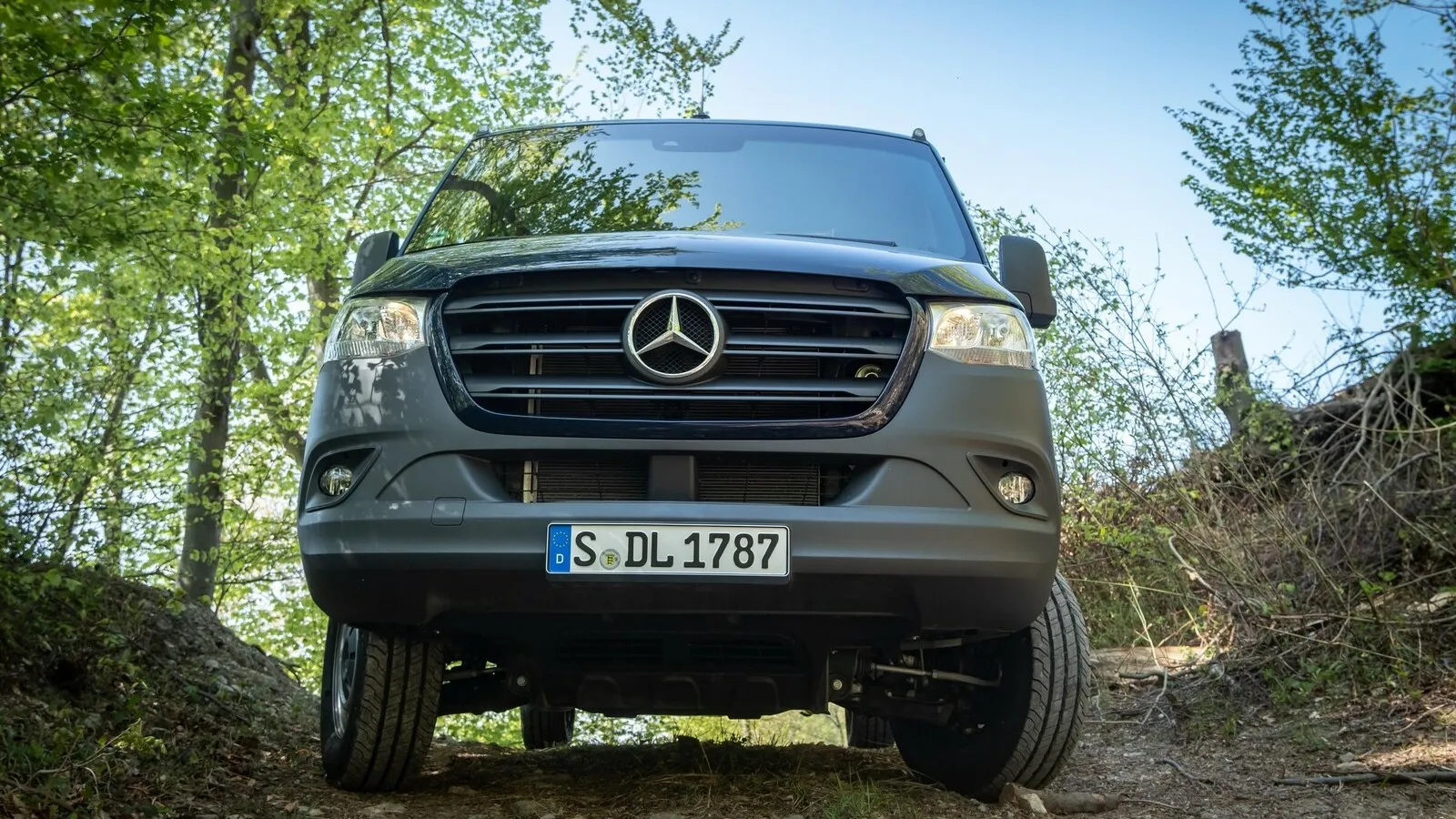 Perfekt für Kommune und Betrieb: Mit einem Allrad-Sprinter im Gepäck sind vielseitige Einsätze möglich. Auch auf der Langstrecke kann sich der Stuttgarter dank gutem Komfort, 190 Diesel-PS und moderatem Verbrauch behaupten.