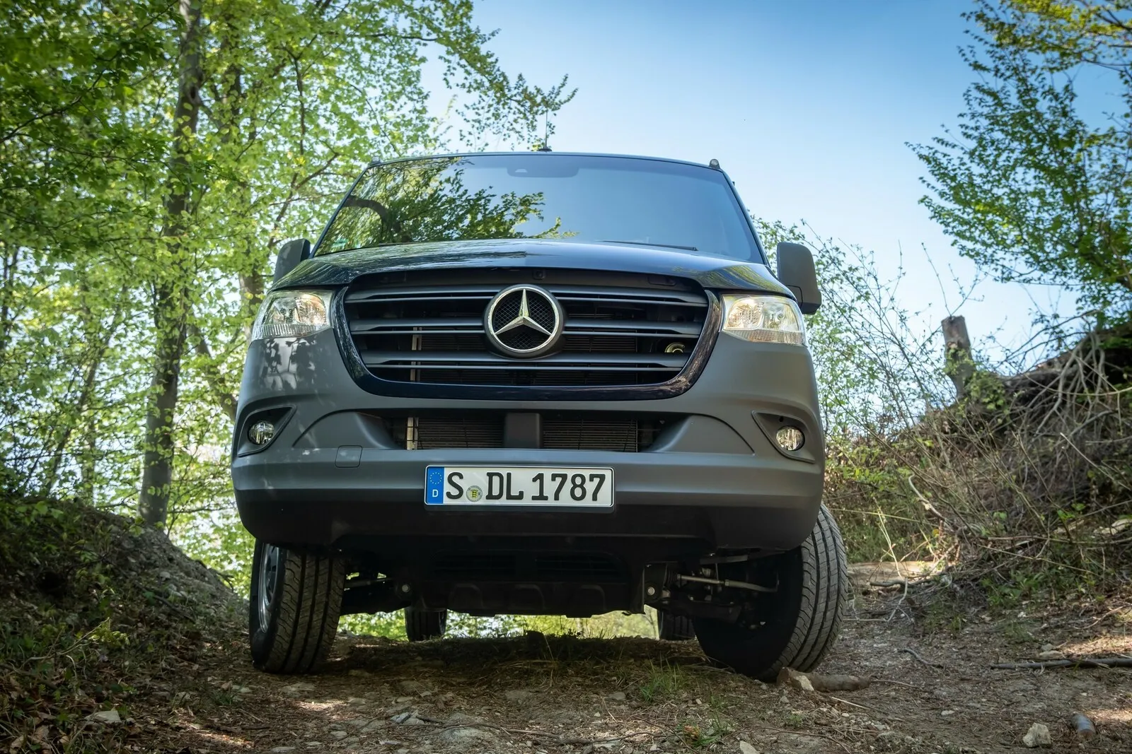 Perfekt für Kommune und Betrieb: Mit einem Allrad-Sprinter im Gepäck sind vielseitige Einsätze möglich. Auch auf der Langstrecke kann sich der Stuttgarter dank gutem Komfort, 190 Diesel-PS und moderatem Verbrauch behaupten.