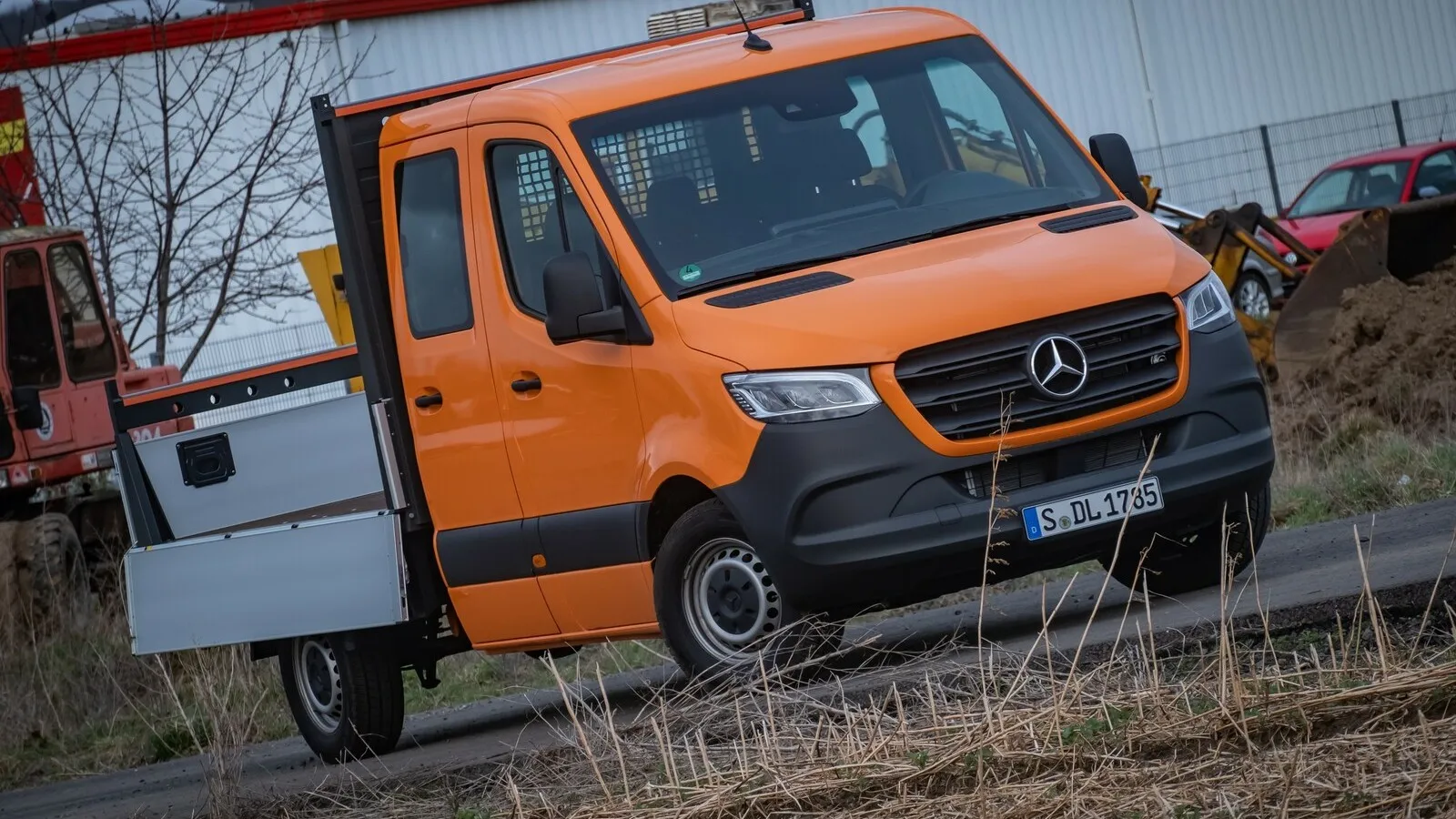 Offiziell: Kommunal in orange gehalten wirkt der Sprinter gleich ikonisch für das Bauhandwerk.