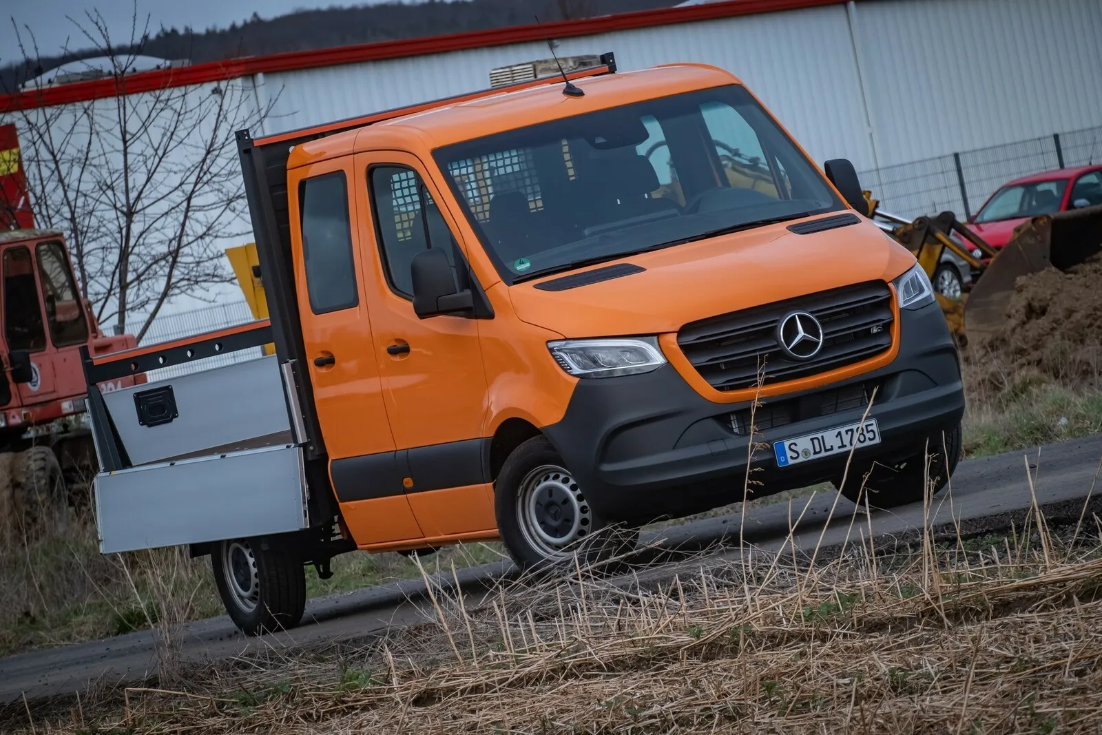 Offiziell: Kommunal in orange gehalten wirkt der Sprinter gleich ikonisch für das Bauhandwerk.