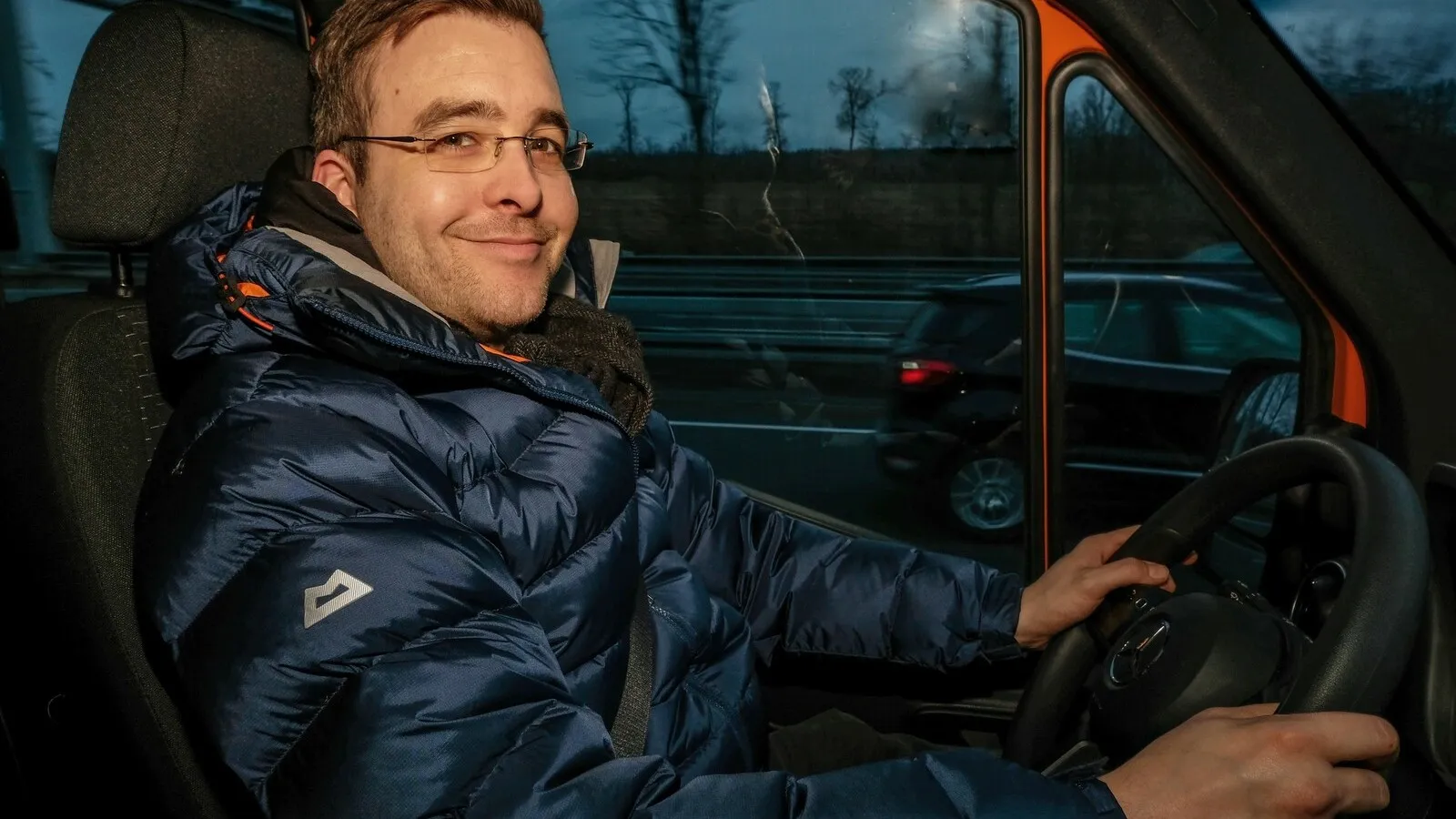 A nach B: Die Doppelkabine des Sprinter ist freilich kein Reisefahrzeug, bietet aber genug Komfort, findet Nutzfahrzeuge-Redakteur Dennis Gauert