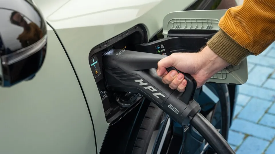 E-Autos lassen sich günstiger betanken als Verbrenner.