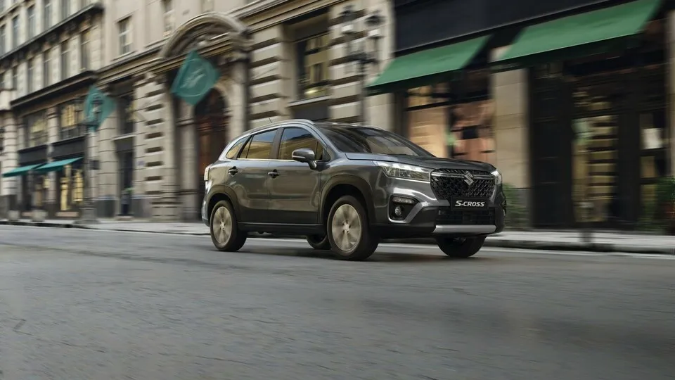 Der neue S-Cross kommt mit mehr Ausstattung und einem Vollhybrid-System, dafür ist er deutlich teurer als sein Vorgänger, der noch als „SX4“ gekennzeichnet wurde.