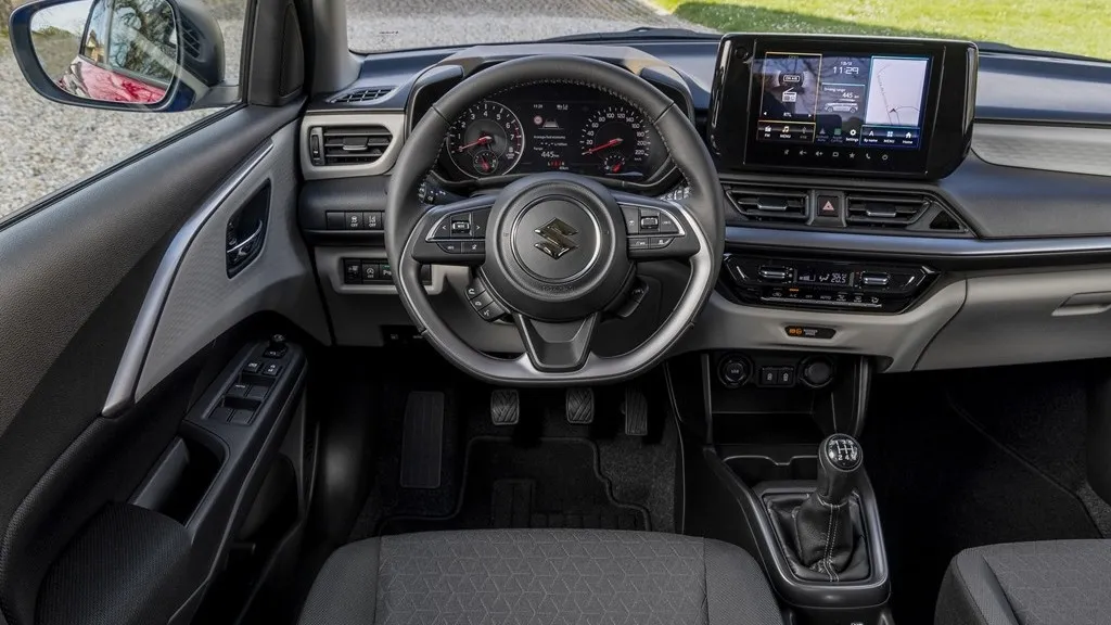 Das Cockpit präsentiert sich weitestgehend schlicht und anlog, ohne auf Digitales wie beim Infotainment zu verzichten.