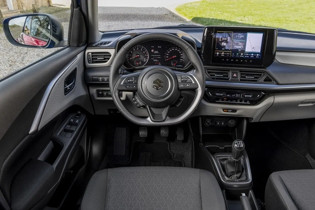 Das Cockpit präsentiert sich weitestgehend schlicht und anlog, ohne auf Digitales wie beim Infotainment zu verzichten.