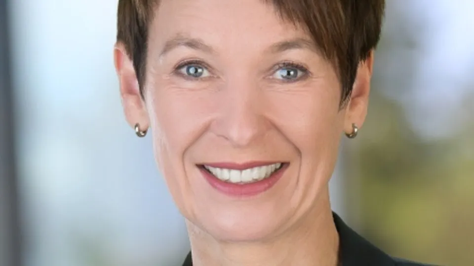 Sylvia Lier, ex-CEO-Deutsche Bahn Connect GmbH, ist seit über 25 Jahren zuhause in der Welt der Personenmobilität. In den letzten 15 Jahren war die Mobilitätsexpertin in der Leitung verschiedener Unternehmen im Fuhrparkmanagement, Kfz-Leasing, in der „neuen Welt“ der plattformbasierten Sharingangebote und im ÖPNV.