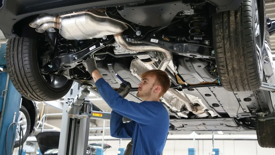 Der Zustand von in Deutschland zugelassenen Autos hat sich laut TÜV-Report verschlechtert – möglicherweise ein Ergebnis der Krise. Fahrzeuge werden länger gehalten und die Werkstatt- sowie Ersatzteilpreise sind gestiegen.