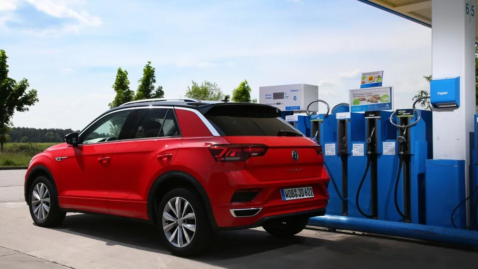 Vermutlich werden Anfang 2025 die Spritpreise steigen. Schuld ist die erhöhte CO2-Steuer, die den Liter Benzin und Diesel um jeweils 3 Cent verteuert