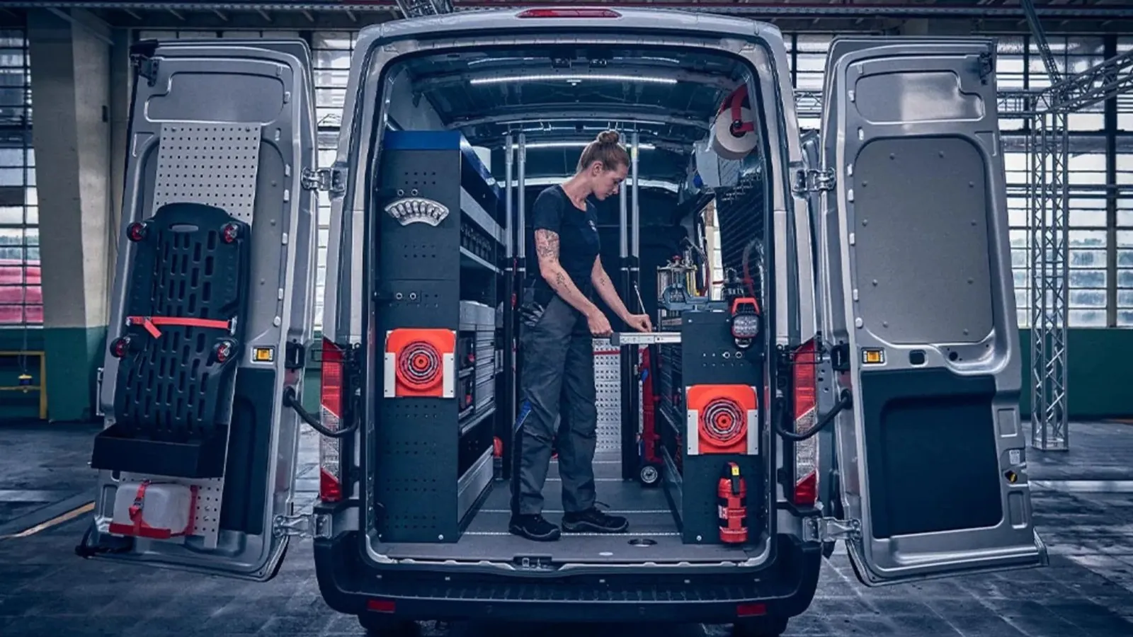 Der Ford Pro Service Van ist bestens ausgestattet, um vor Ort direkt helfen zu können.