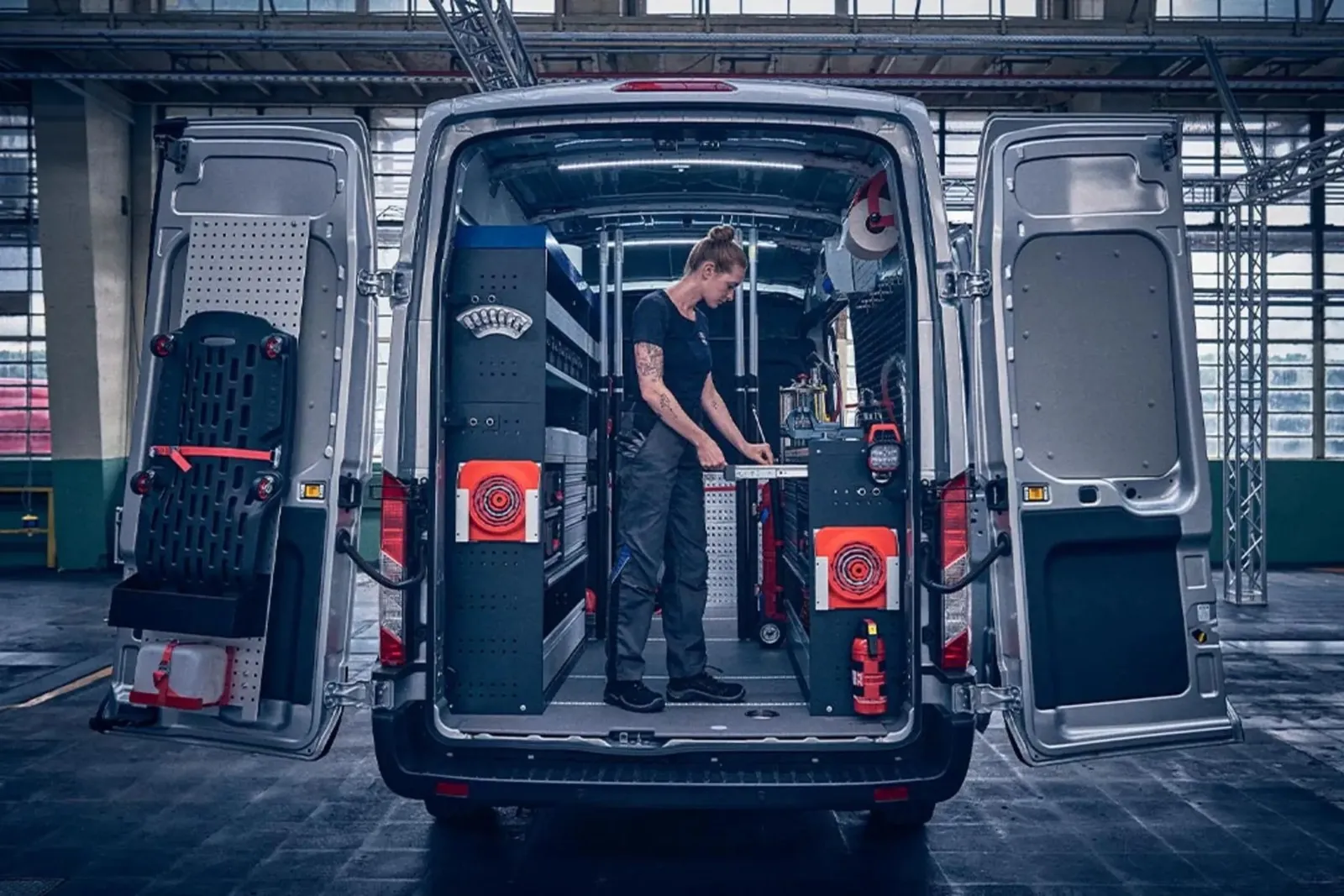 Der Ford Pro Service Van ist bestens ausgestattet, um vor Ort direkt helfen zu können.