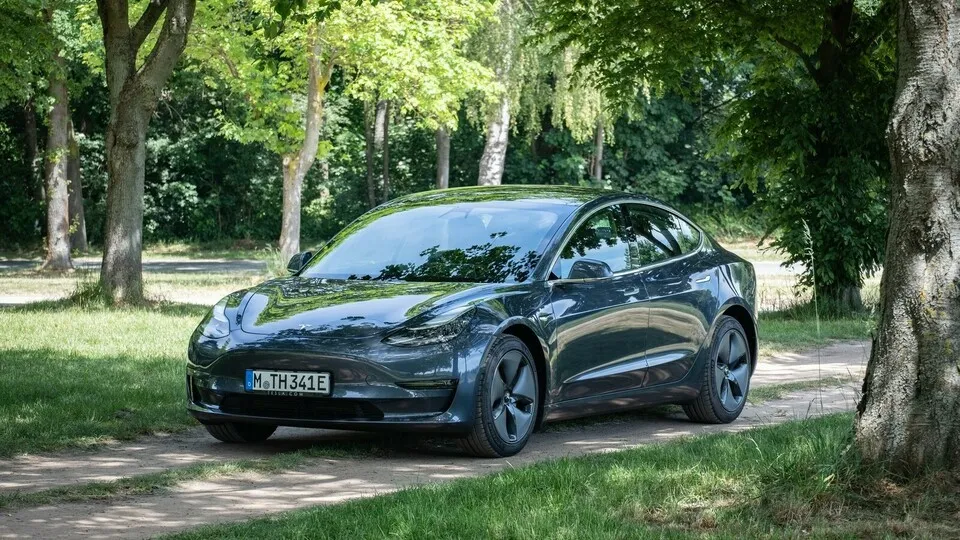 Fahrer eines Elektroautos sind laut HDI-Vorstand Rogenhofer nachhaltig und vorausschauend unterwegs – auch im 1730 Kilogramm schweren Tesla Model 3 Long Range Dual Motor Performance mit 455 PS.