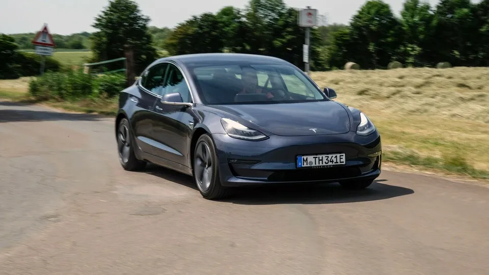 Der Tesla Model 3 ist beliebt, förderfähig und derzeit besser verfügbar als mancher Europäer. Im September sichert ihm das den ersten Platz bei den Zulassungen.