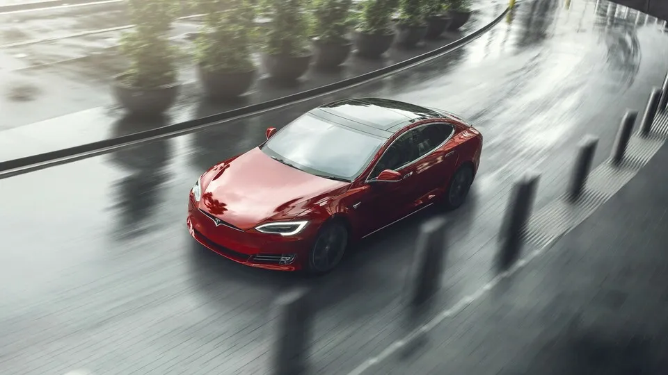 Besonders die Beleuchtung und die Querlenker des Tesla Model S bereiten bei der Hauptuntersuchung Probleme.