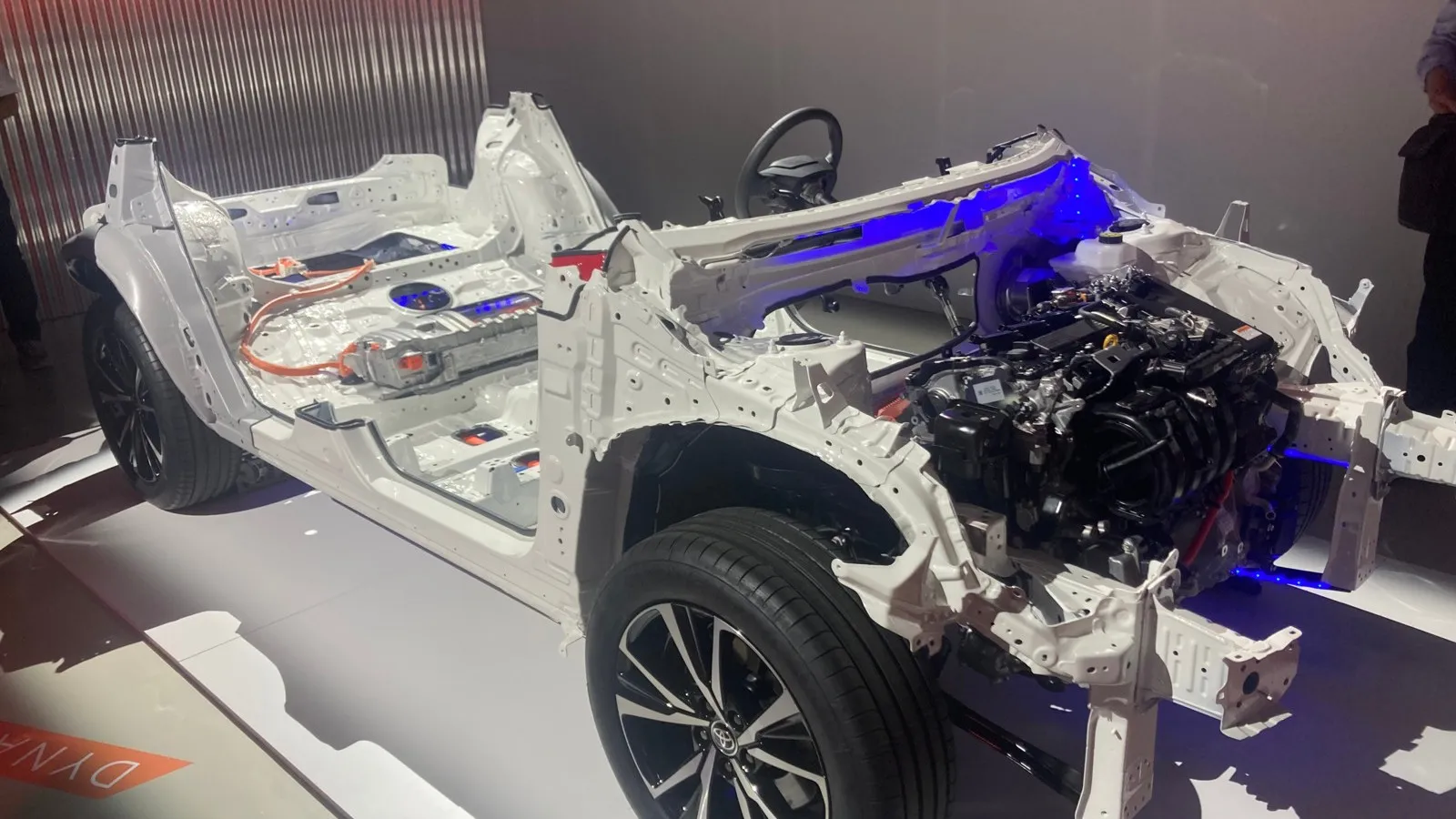 Im neuen C-HR verbaut Toyota neue hochfeste Stähle, Fahrwerk, Bremsen und Lenkung wurden ebenfalls neu konzipiert und abgestimmt.