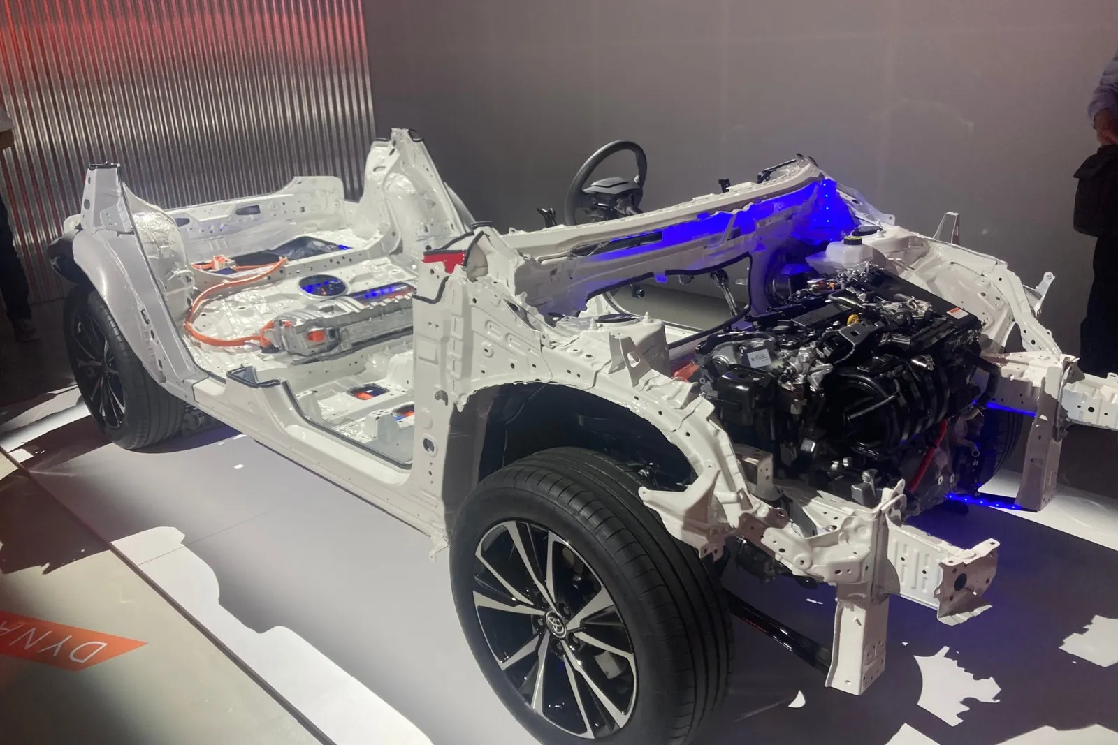Im neuen C-HR verbaut Toyota neue hochfeste Stähle, Fahrwerk, Bremsen und Lenkung wurden ebenfalls neu konzipiert und abgestimmt.