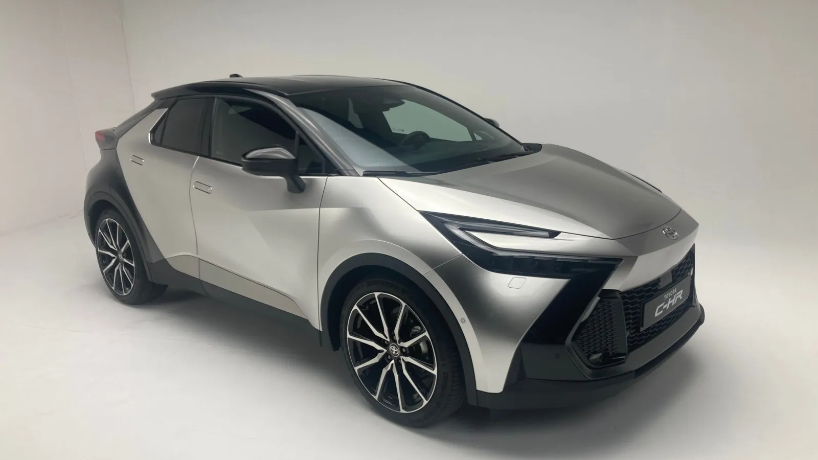 Scharfe, sportliche Linien machen den neuen C-HR wieder zu einem dynamischen Kompakt-SUV.