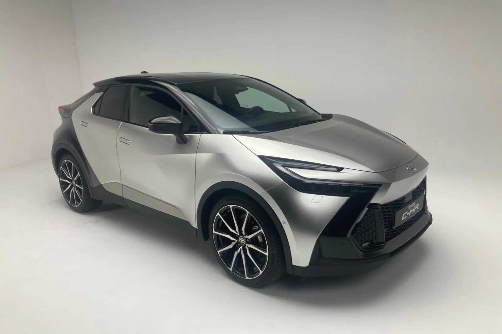 Scharfe, sportliche Linien machen den neuen C-HR wieder zu einem dynamischen Kompakt-SUV.