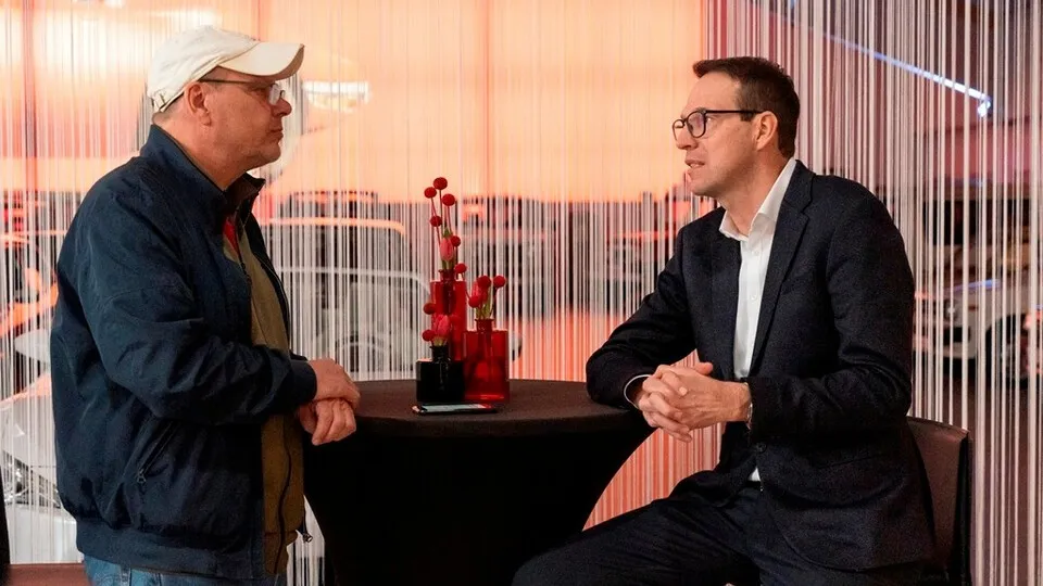 Mario Köhler, hier im Gespräch mit bfp-Autor Michael Neher (l.), ist seit dem 1. Januar 2025 Vorsitzender der Geschäftsführung von Toyota Deutschland.