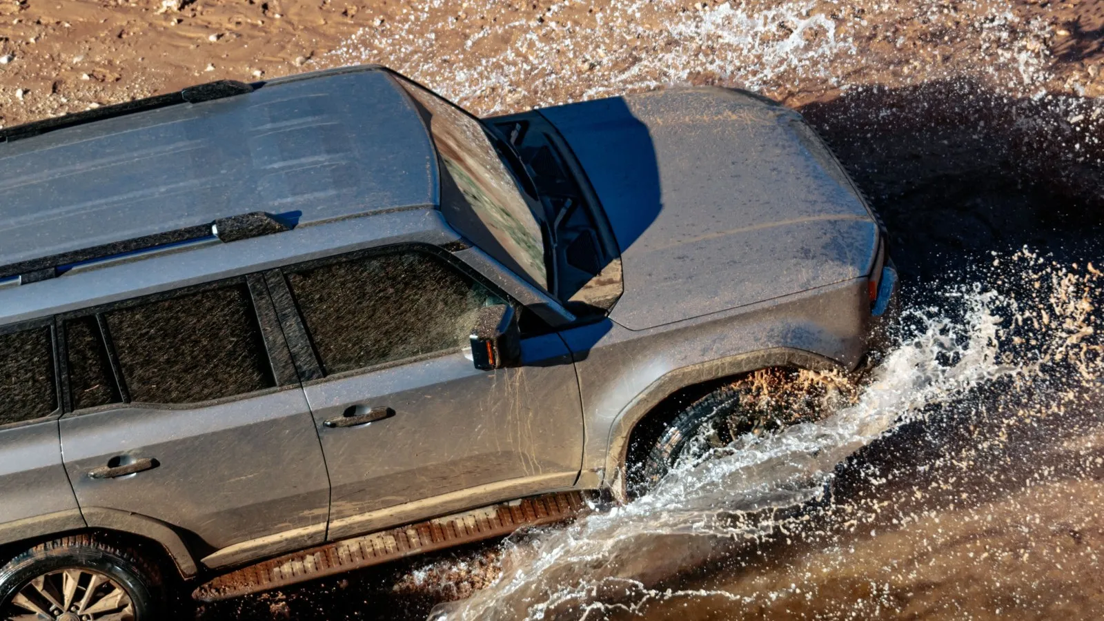 Der neue Toyota Land Cruiser ist die gelungene Symbiose aus traditioneller Geländewagen-DNA und moderner Technik. Er meistert mühelos anspruchsvollste Offroad-Passagen, ohne dabei Abstriche bei Komfort oder Alltagstauglichkeit zu machen.