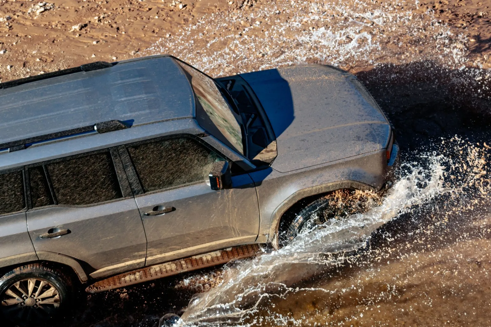 Der neue Toyota Land Cruiser ist die gelungene Symbiose aus traditioneller Geländewagen-DNA und moderner Technik. Er meistert mühelos anspruchsvollste Offroad-Passagen, ohne dabei Abstriche bei Komfort oder Alltagstauglichkeit zu machen.