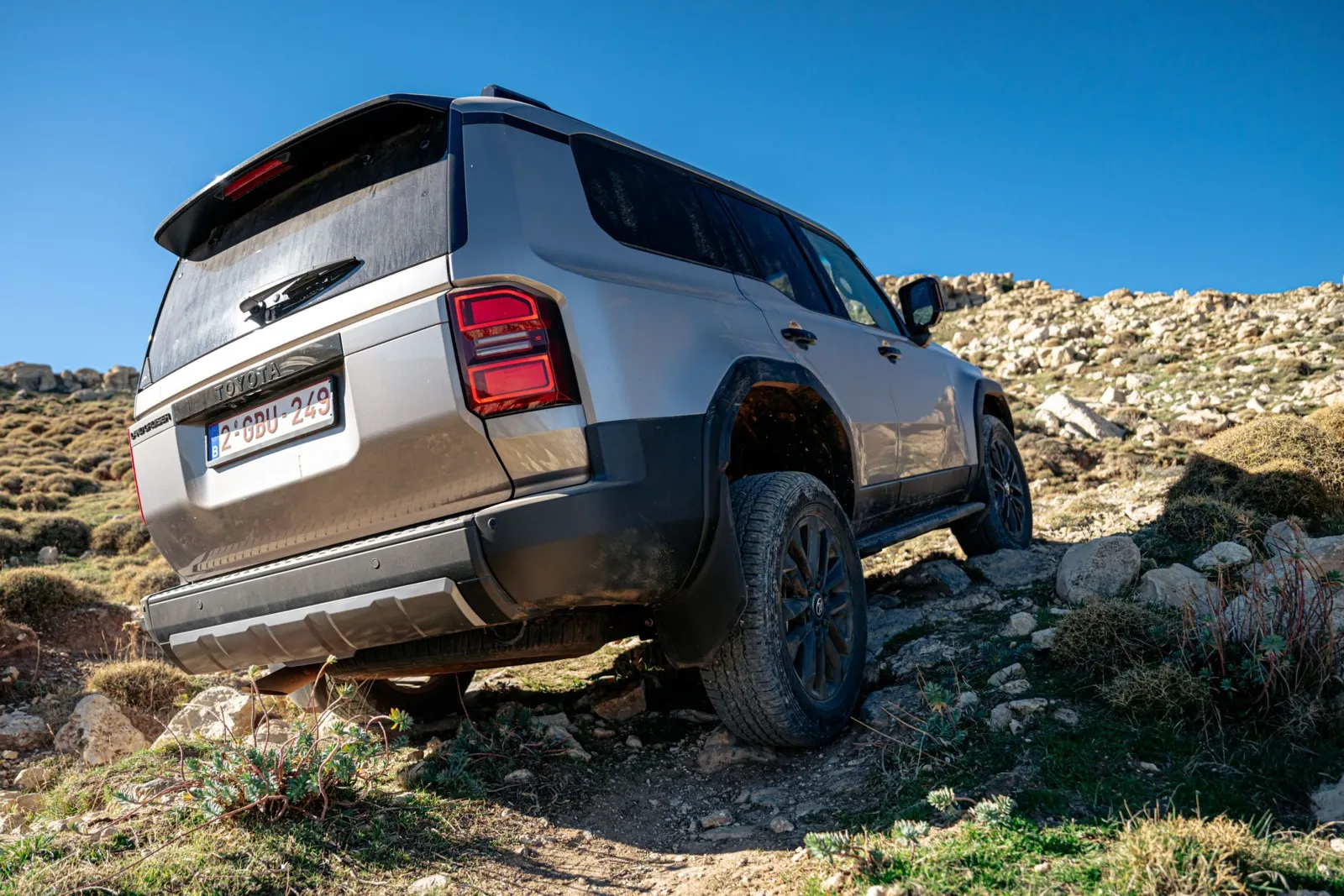 Rückkehr der Geländewagen-Ikone: Der Auftrag des Land Cruiser war und ist es bis heute, die Menschen selbst unter den widrigsten Umständen sicher an ihr Ziel zu bringen.