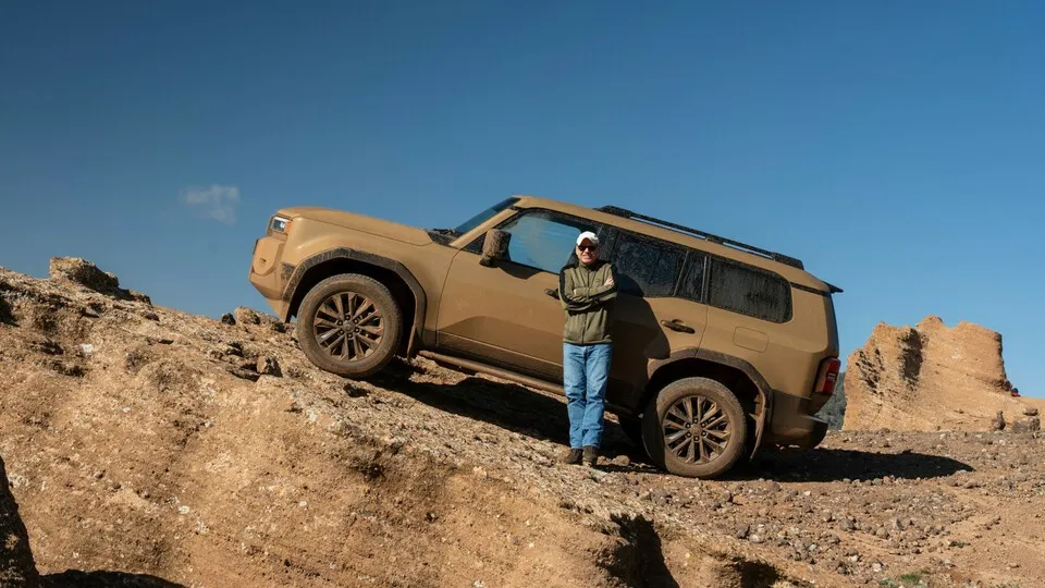 Unser Kollege Michael Neher hat den aktuellen Toyota Land Cruiser vor Ort auf Herz und Nieren geprüft.
