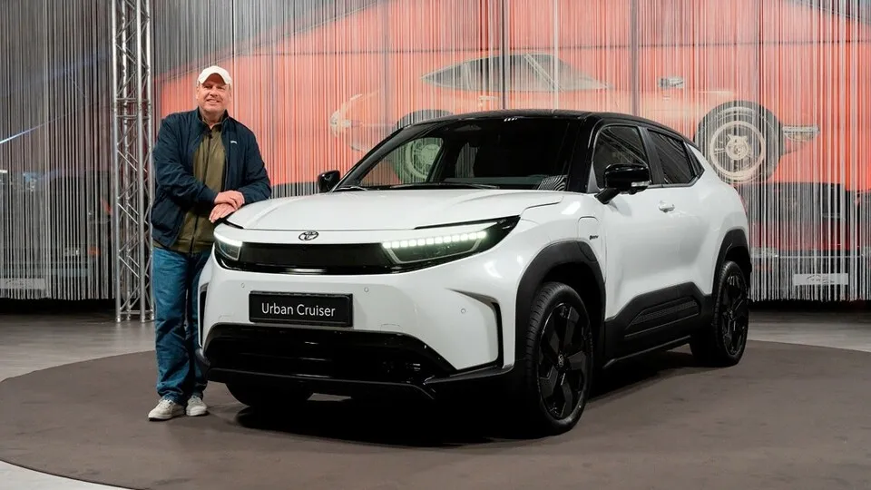 Erste Sitzprobe: Bei der Präsentation des neuen Urban Cruiser in Köln konnte bfp-Autor Michael Neher Toyotas zweites vollelektrisches Modell in Europa unter die Lupe nehmen.