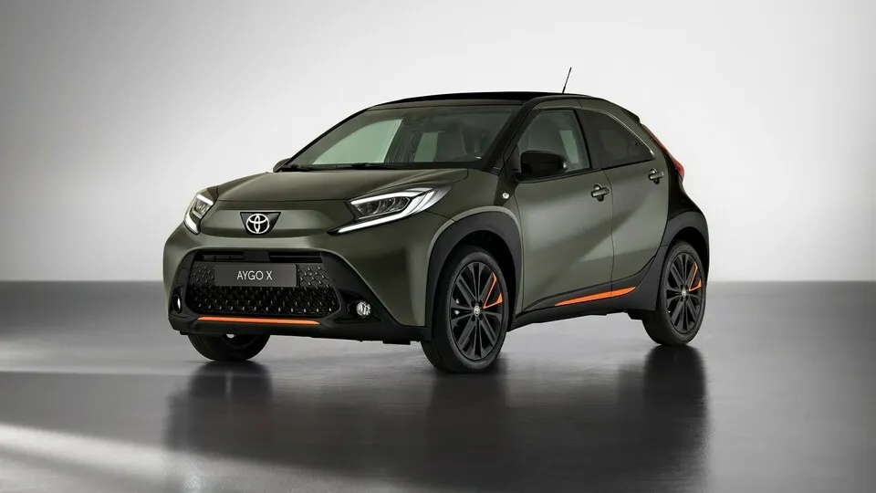 Der Aygo X kommt mit einer erweiterten Grundausstattung, höher gelegtem Fahrwerk und typischen SUV-Optikdetails.