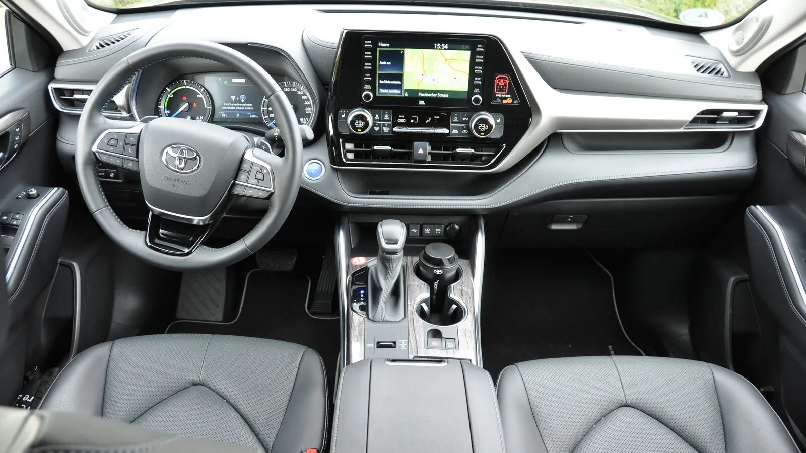 Der Fahrer findet einen übersichtlichen, an den US-Markt erinnernden Arbeitsplatz vor. Die Instrumente hinter dem Lenkrad sind analog und der in unserem Testwagen verbaute 8-Zoll Touchscreen in der Standardausstattung Executive (mittleres Ausstattungsniveau, 47.790 Euro zzgl. gesetzl. Umsatzsteuer) wirkte wie aus einer vergangenen Zeit.