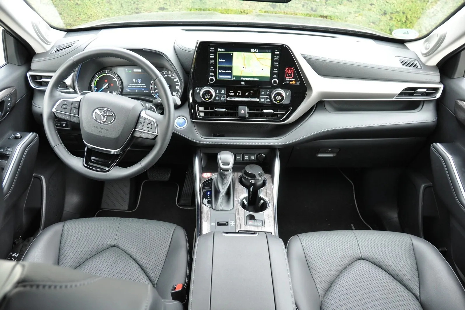 Der Fahrer findet einen übersichtlichen, an den US-Markt erinnernden Arbeitsplatz vor. Die Instrumente hinter dem Lenkrad sind analog und der in unserem Testwagen verbaute 8-Zoll Touchscreen in der Standardausstattung Executive (mittleres Ausstattungsniveau, 47.790 Euro zzgl. gesetzl. Umsatzsteuer) wirkte wie aus einer vergangenen Zeit.