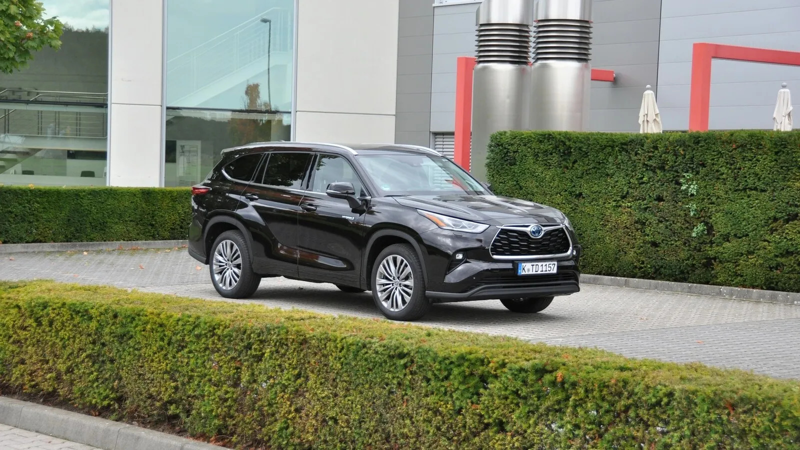 Besonders der trapezförmige Grill, die schmalen Scheinwerfer und die vom unteren Bereich der Vordertüren sich bis zum Heck hochziehende Wulst kennzeichnen das SUV.