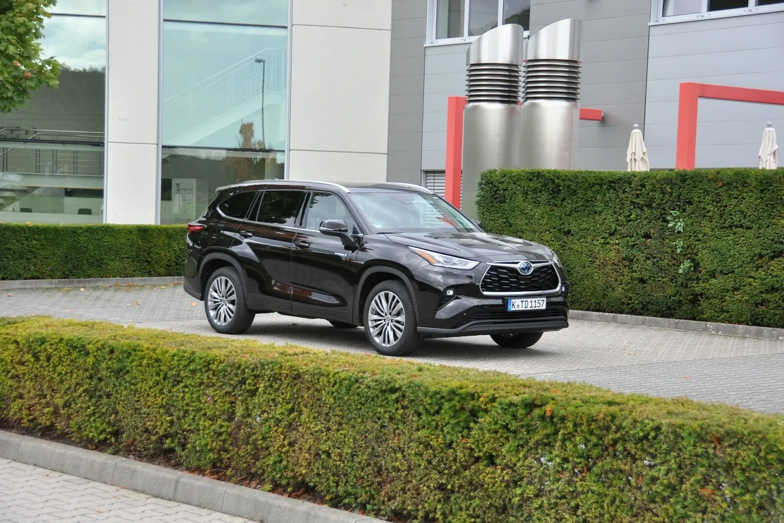 Besonders der trapezförmige Grill, die schmalen Scheinwerfer und die vom unteren Bereich der Vordertüren sich bis zum Heck hochziehende Wulst kennzeichnen das SUV.