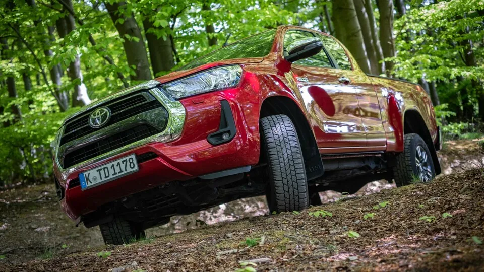 Der Toyota Hilux ist als Single Cab ab 28.310 Euro netto mit Allradantrieb bestellbar. Der abgebildete Hilux Extra Cab kostet ab 30.480 Euro und kommt immer mit Vierradantrieb.