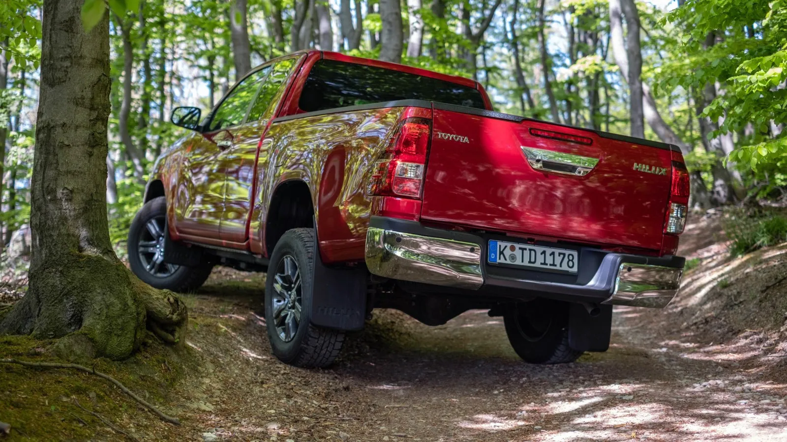 Fürs Gelände ist der Hilux mit Allradantrieb, Differenzialsperre und Untersetzung mechanisch bestens gerüstet.