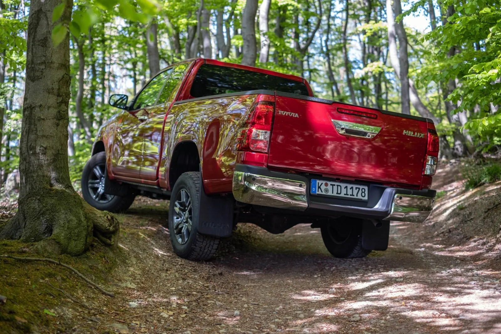 Fürs Gelände ist der Hilux mit Allradantrieb, Differenzialsperre und Untersetzung mechanisch bestens gerüstet.