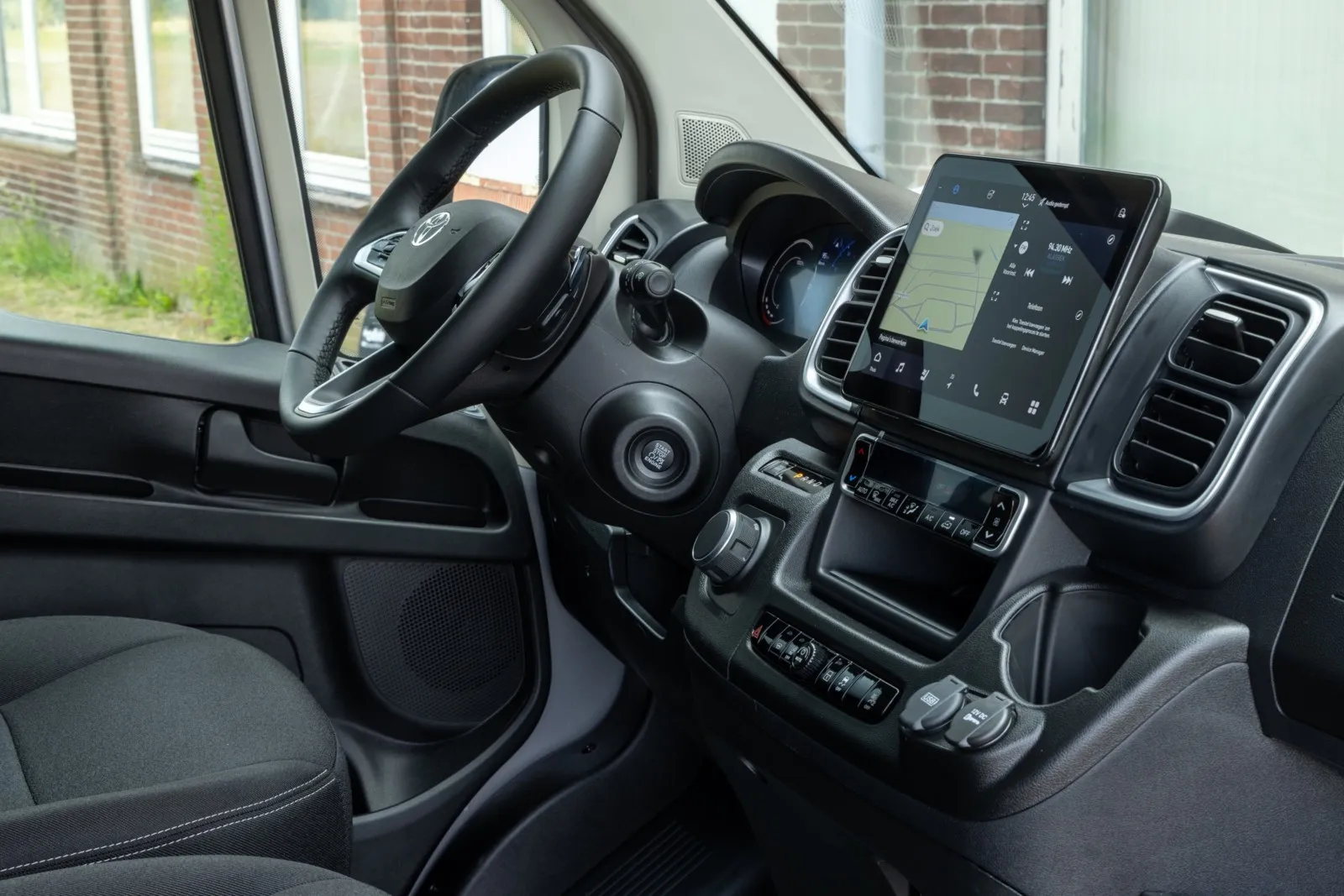 Hinzu kommt ein größer Touchscreen in der Mitte des Armaturenbretts